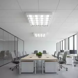 LUMINÁRIA CALHA COMERCIAL SOBREPOR 62X62CM ALETADA COM LÂMPADA T8 36W(BRANCO FRIO)BIVOLT